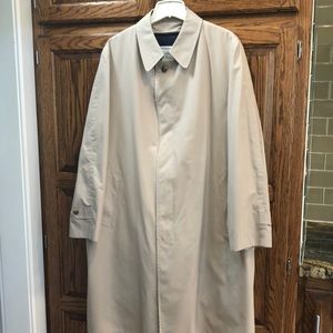 Men’s 44R biege topcoat with navy zip out lining